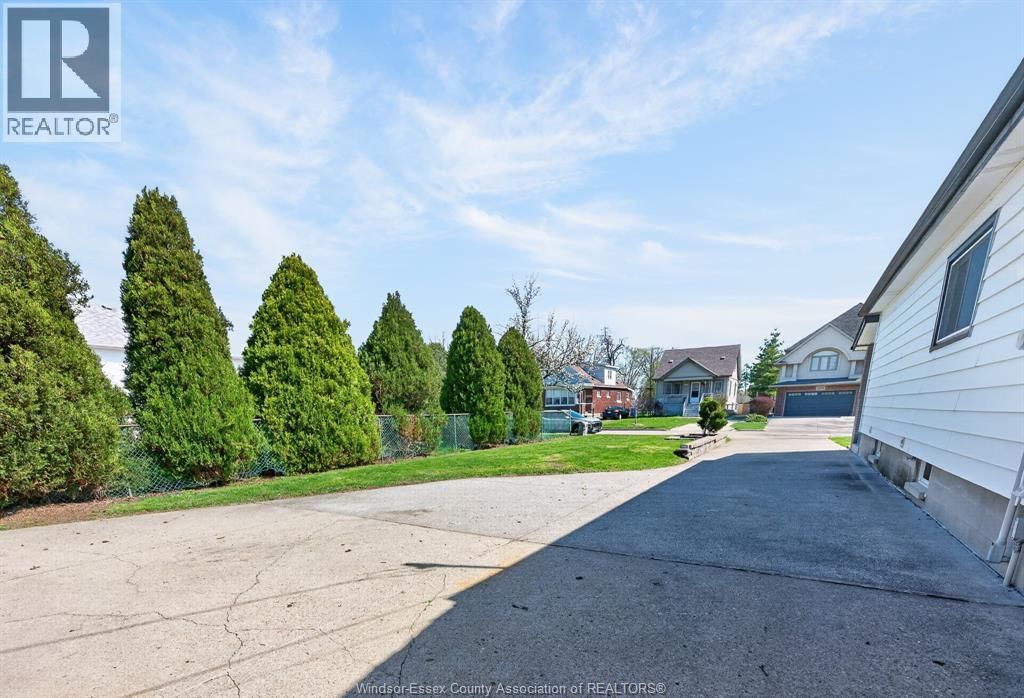 2489 FRANCOIS ROAD Image 10