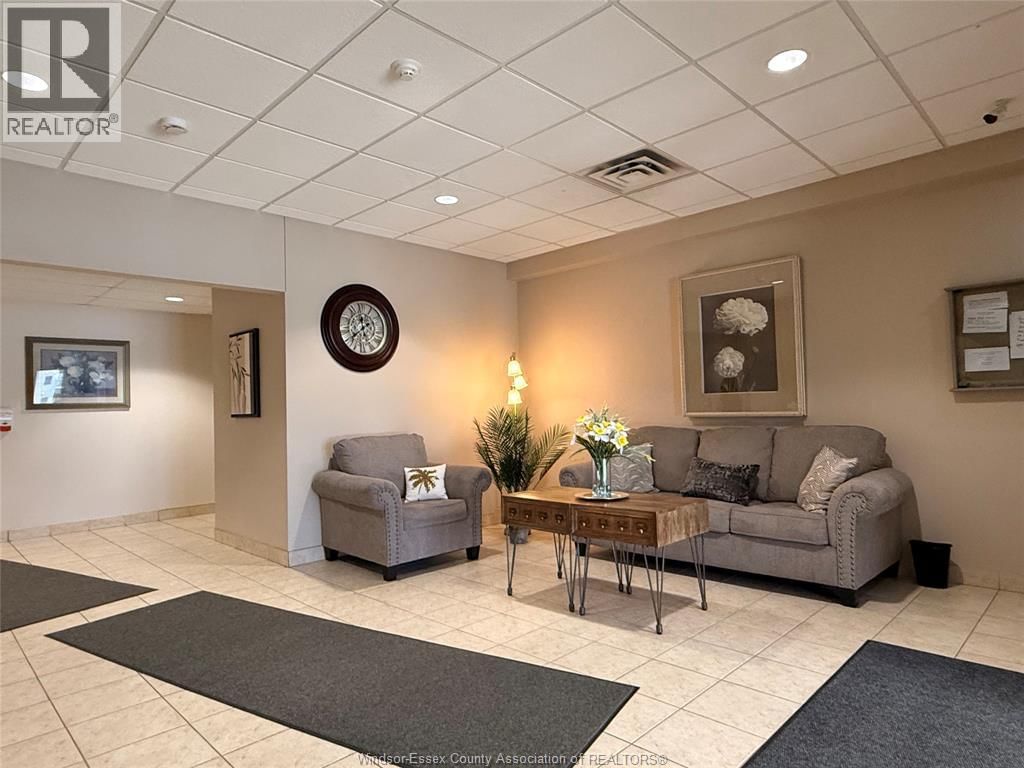 501 - 315 VILLAGE GROVE DRIVE Image 5