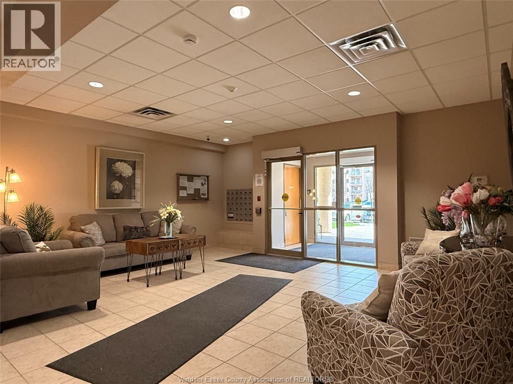 501 - 315 VILLAGE GROVE DRIVE Image 6