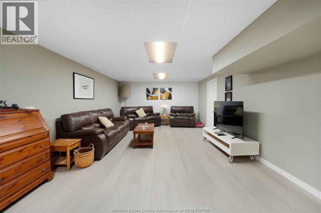 2098 EDGEMORE AVENUE Image 32