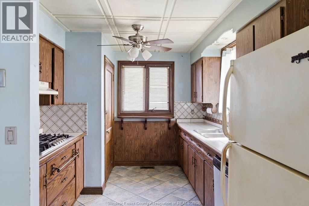 2417 PILLETTE ROAD Image 10