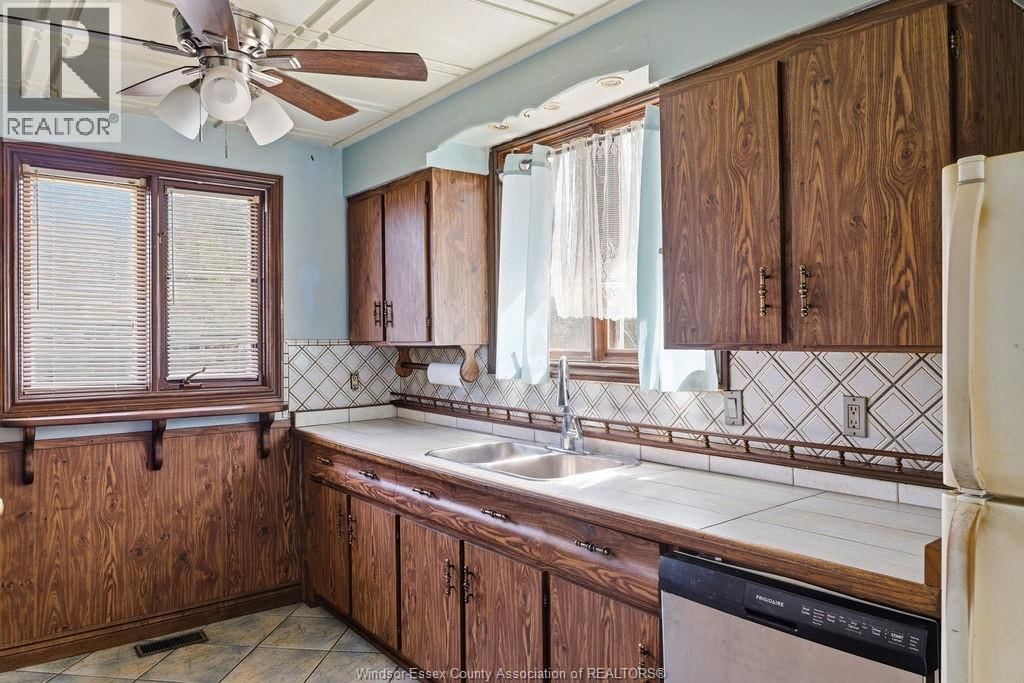 2417 PILLETTE ROAD Image 11