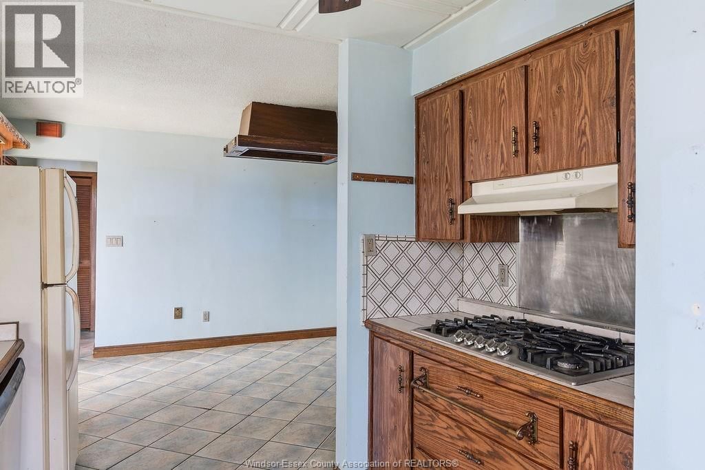 2417 PILLETTE ROAD Image 12