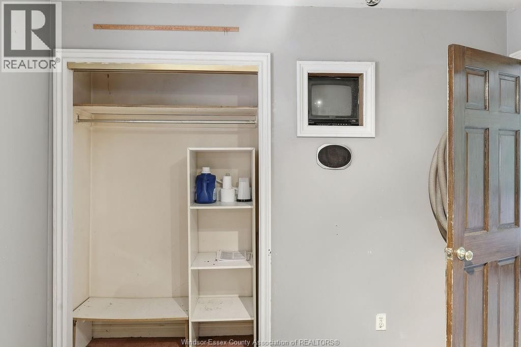 2417 PILLETTE ROAD Image 17