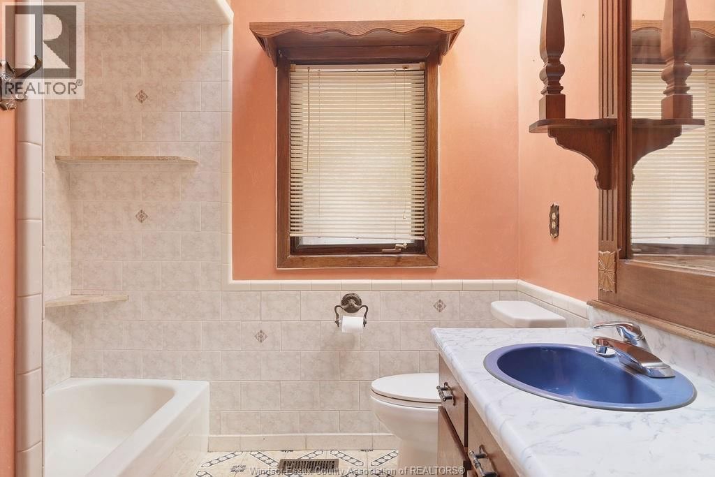 2417 PILLETTE ROAD Image 21