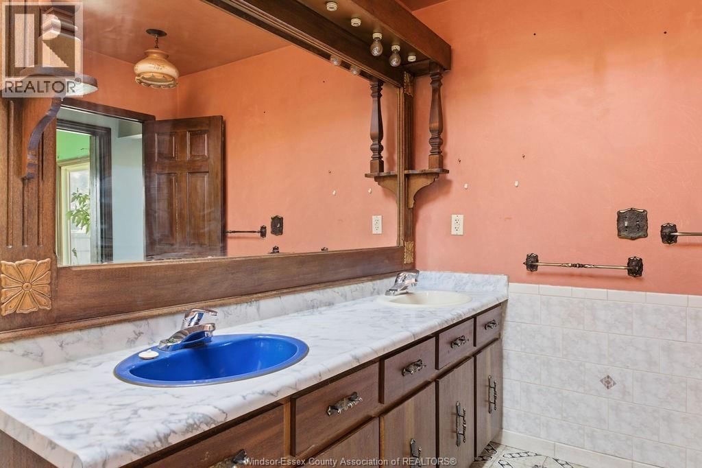 2417 PILLETTE ROAD Image 22