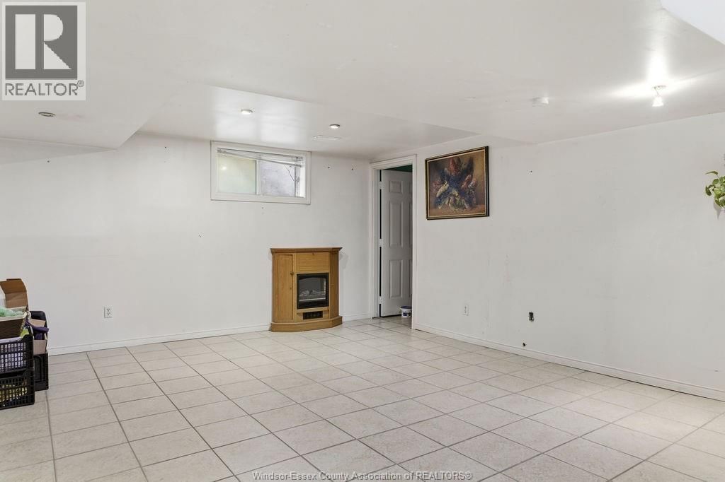 2417 PILLETTE ROAD Image 23