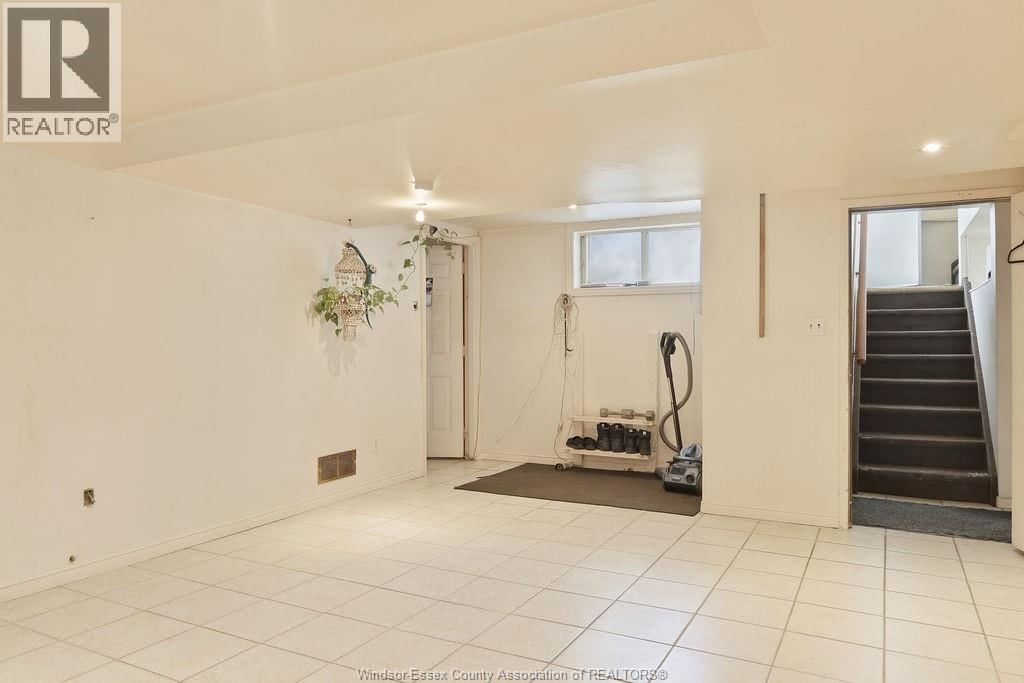 2417 PILLETTE ROAD Image 24