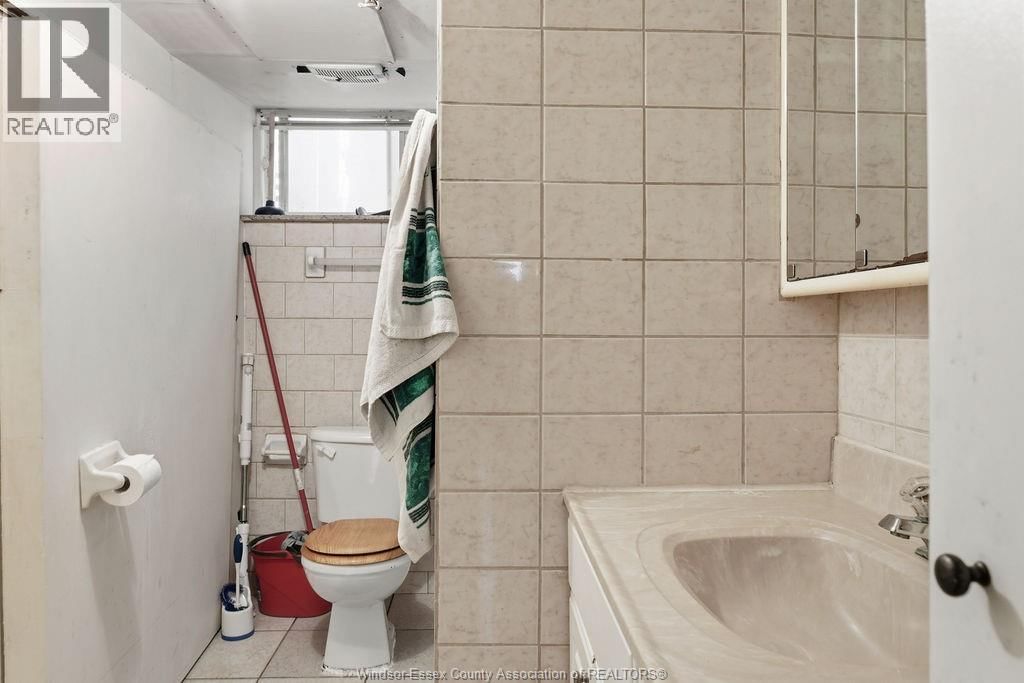 2417 PILLETTE ROAD Image 29