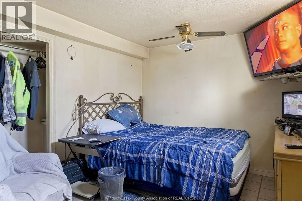 2417 PILLETTE ROAD Image 32