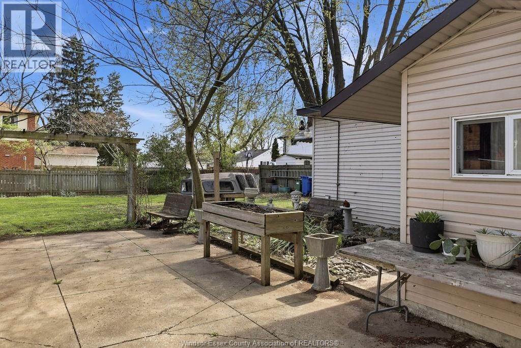 2417 PILLETTE ROAD Image 35