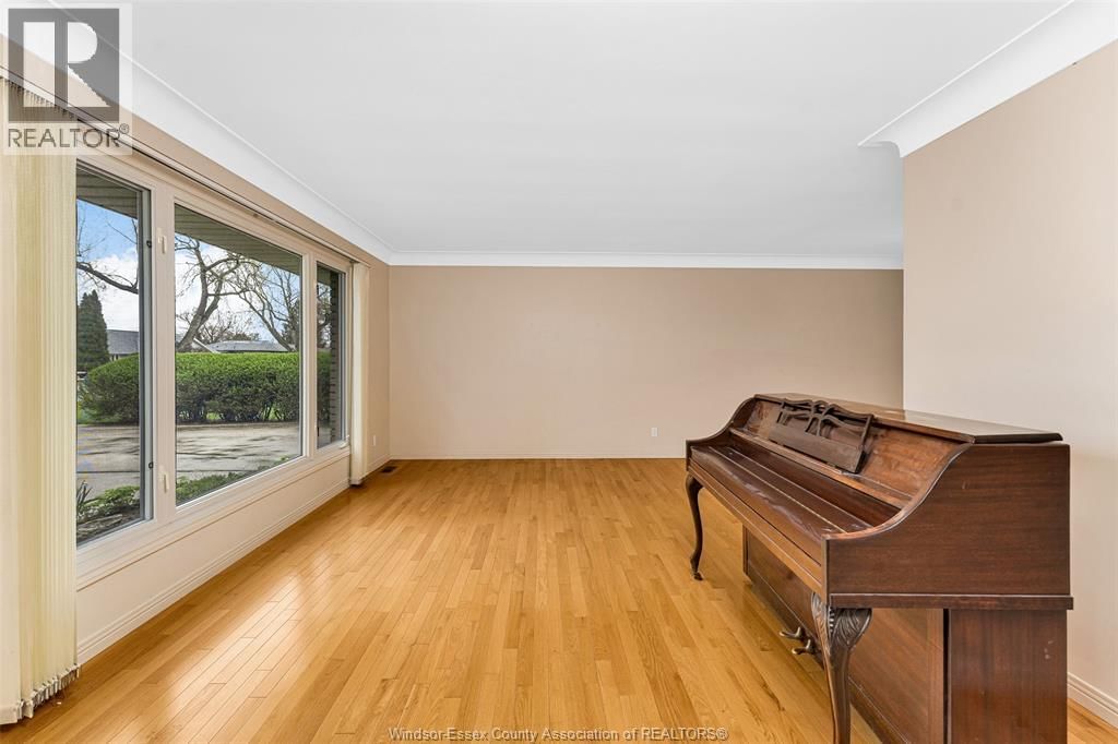 313 BARRY AVENUE Image 10