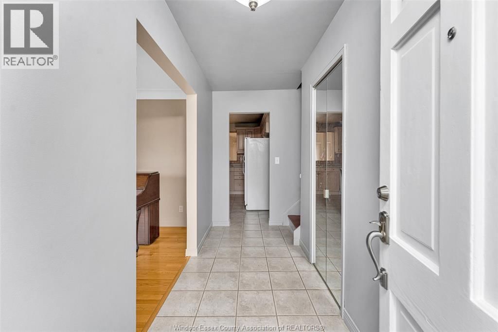 313 BARRY AVENUE Image 8