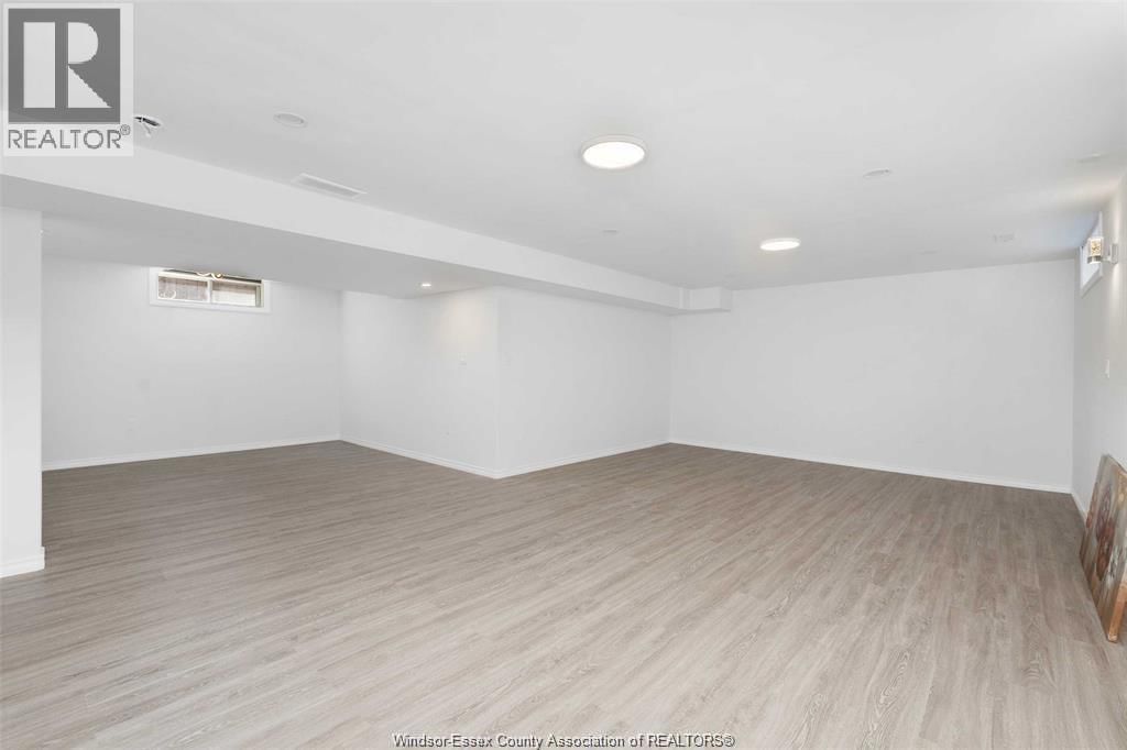 1078 CHARLOTTE CRESCENT Image 44