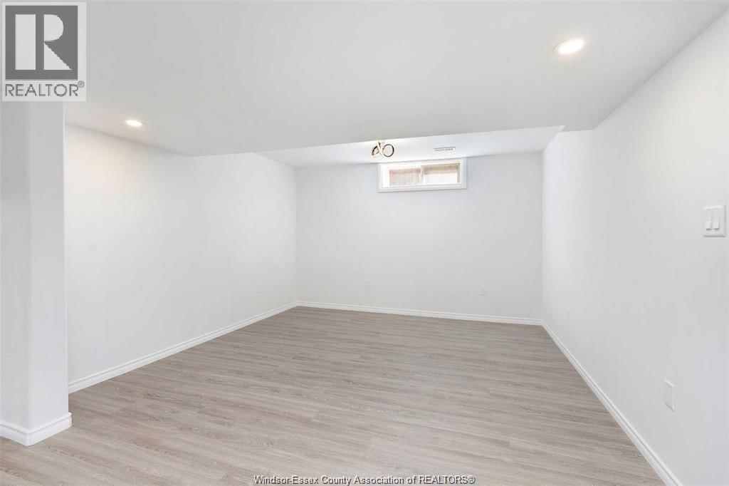 1078 CHARLOTTE CRESCENT Image 45