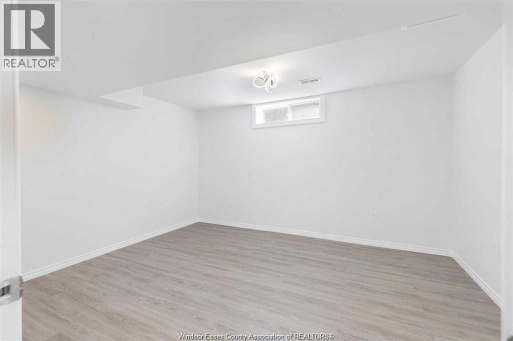 1078 CHARLOTTE CRESCENT Image 46