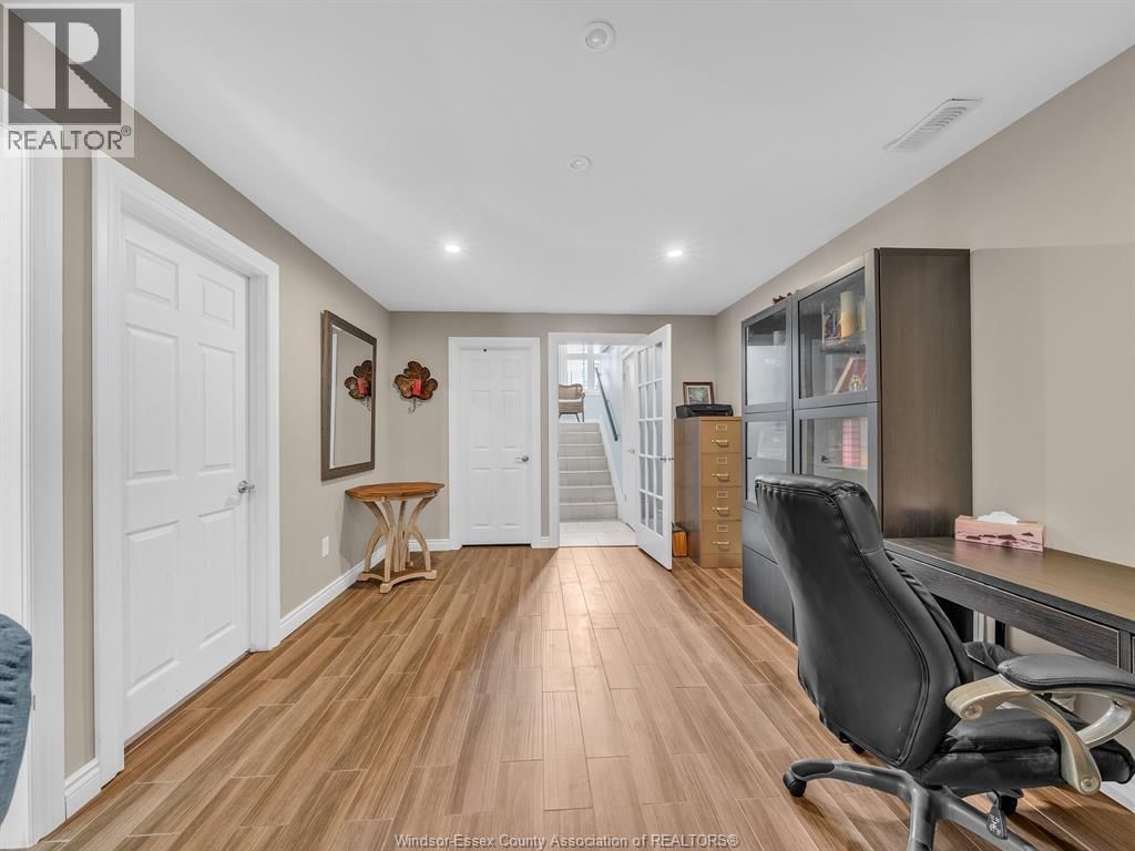 11944 THISTLEDOWN Image 29