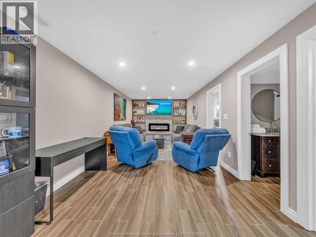 11944 THISTLEDOWN Image 32