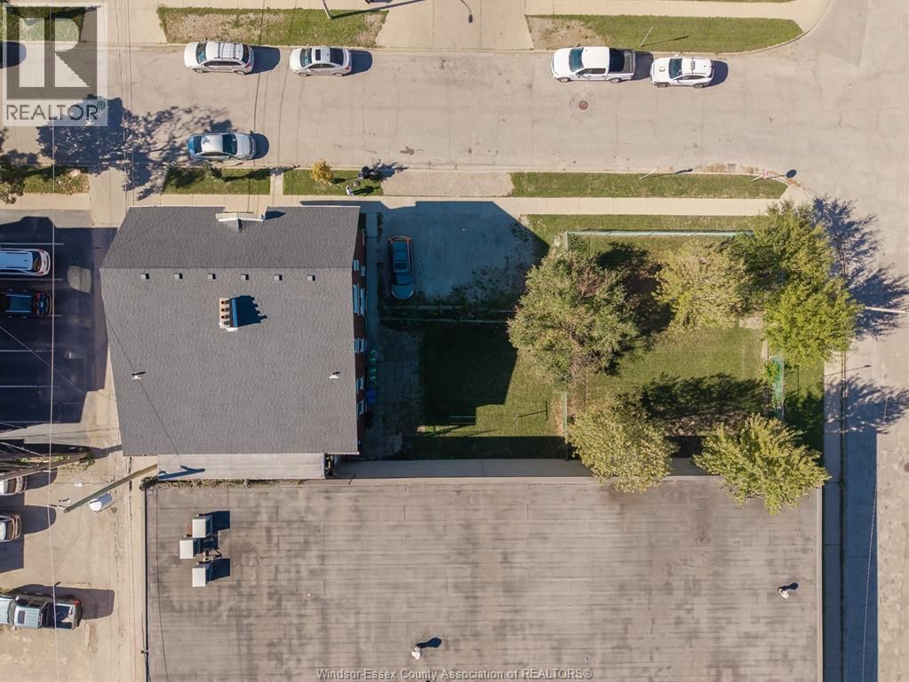 538 LOUIS AVENUE Image 32