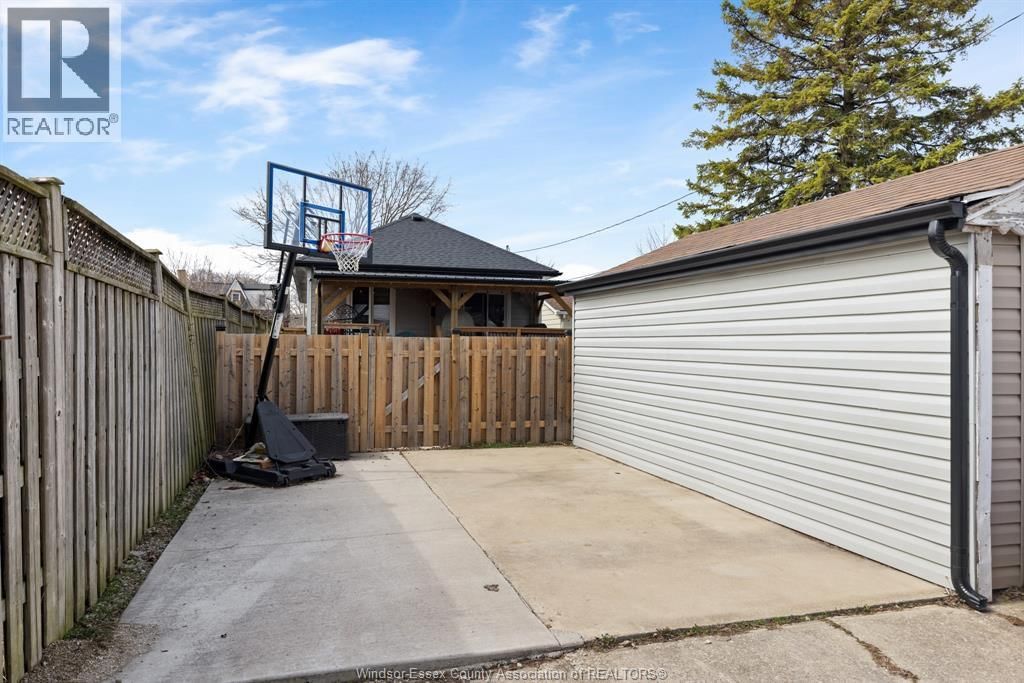 1684 PIERRE AVENUE Image 8