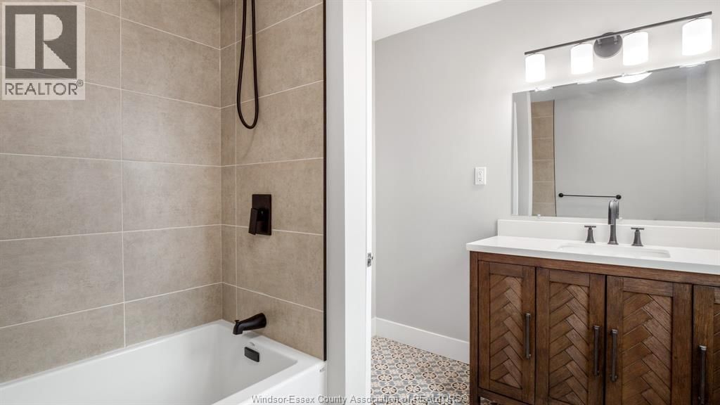 821-823 VILLAIRE Image 14