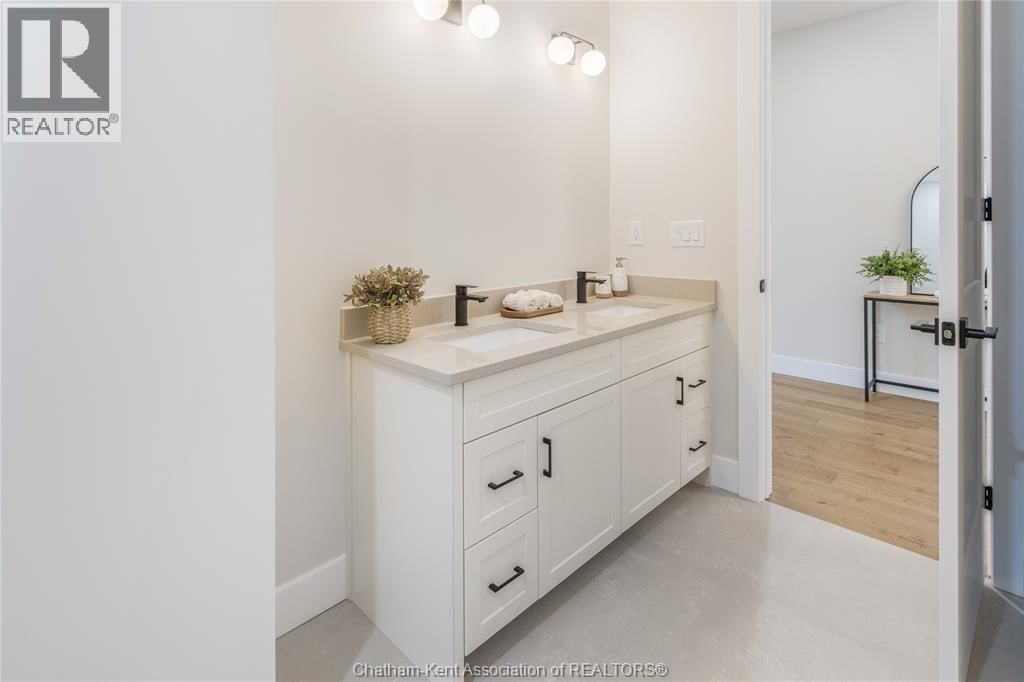 44 BLOOMINGTON WAY Image 35