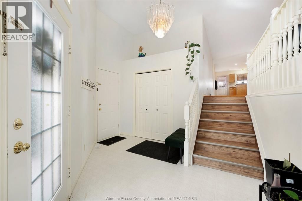 342 THORN RIDGE CRESCENT Image 4