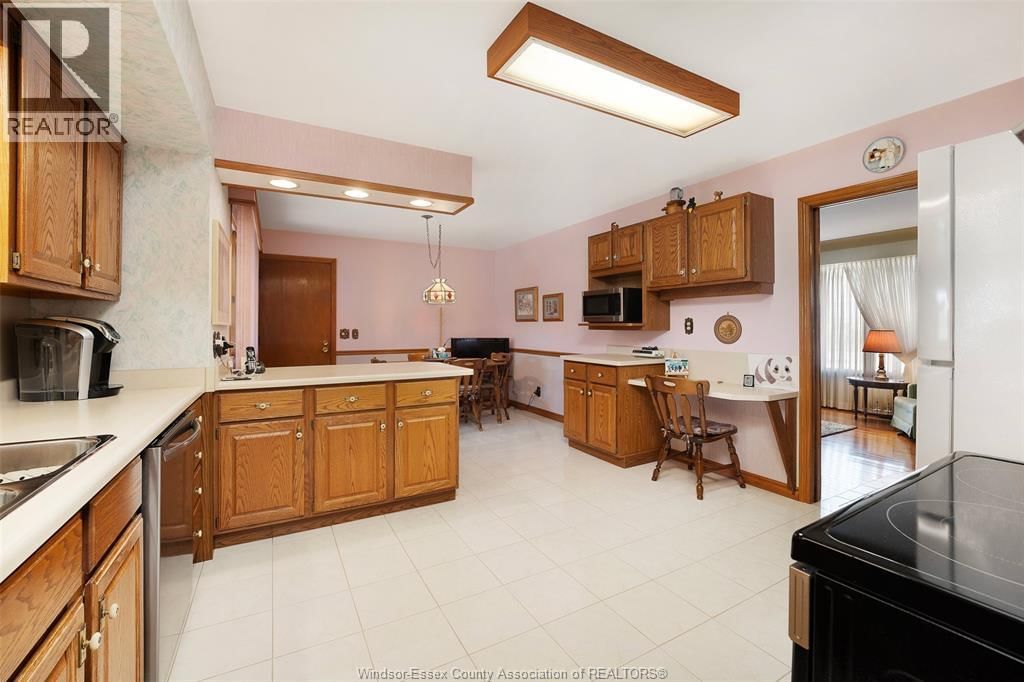 4675 HURON CHURCH LINE Image 13