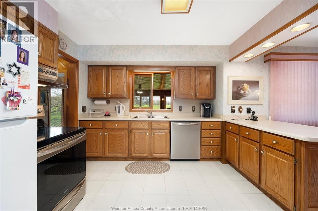 4675 HURON CHURCH LINE Image 9