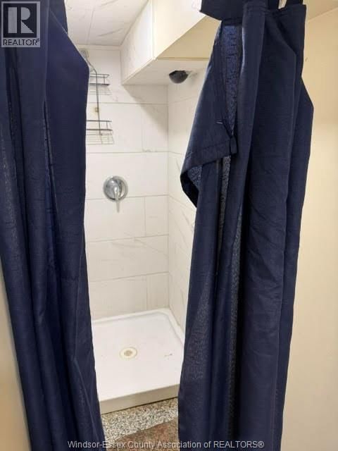 914 ERIE STREET EAST Image 16