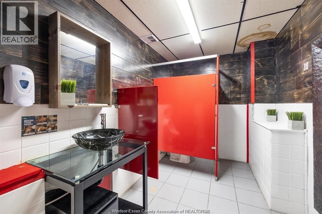 914 ERIE STREET EAST Image 8