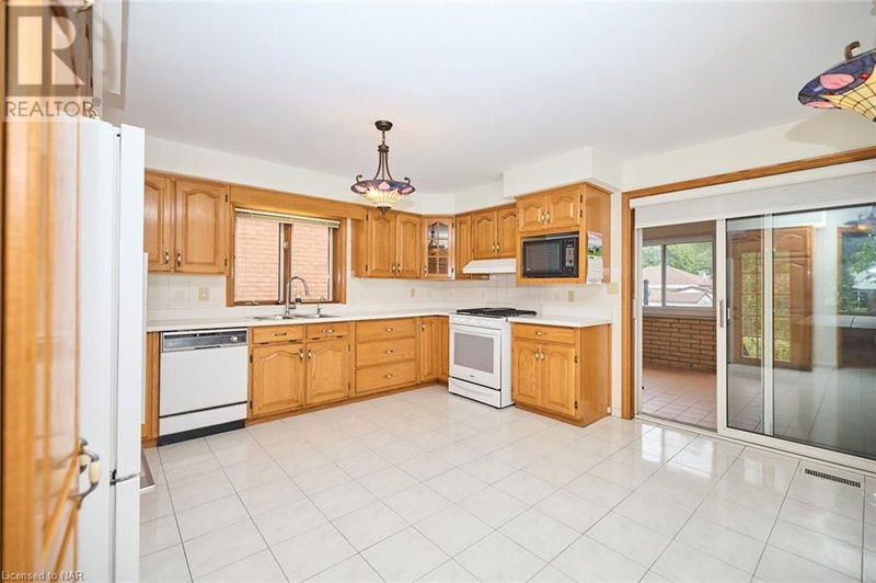 7050 HAROVICS Lane  Niagara Falls, L2G7S9 | Image 12