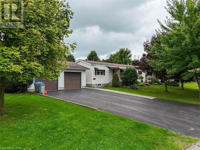 241 HICKORY Lane  Crystal Lake, N5A6S6 | Image 1