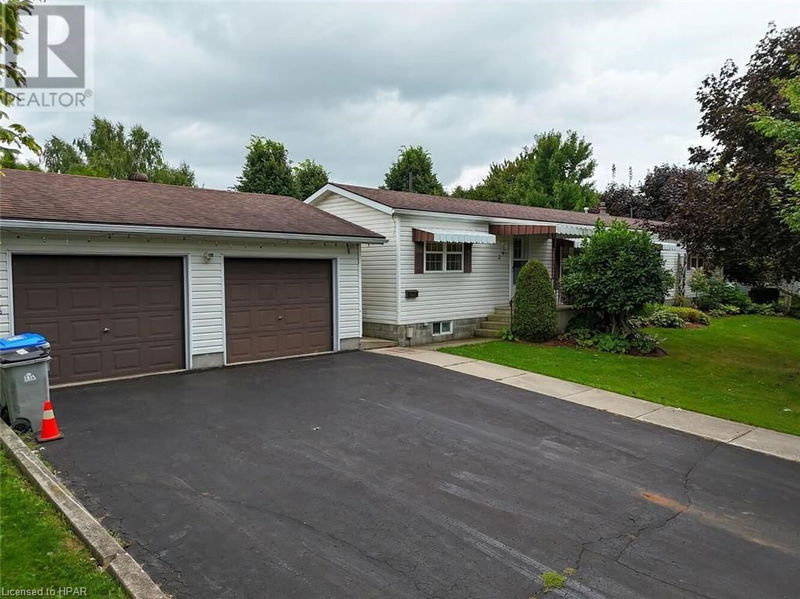 241 HICKORY Lane  Crystal Lake, N5A6S6 | Image 2