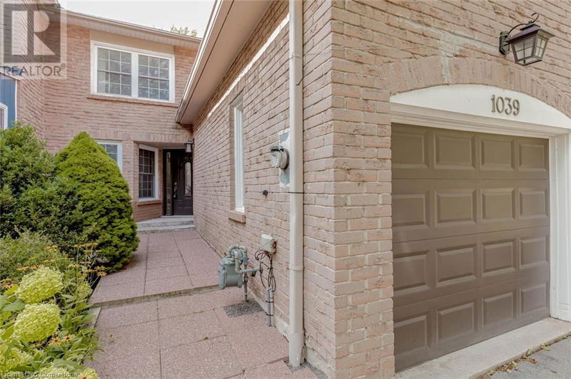 1039 RUNNYMEAD Crescent  Oakville, L6M1C5 | Image 2