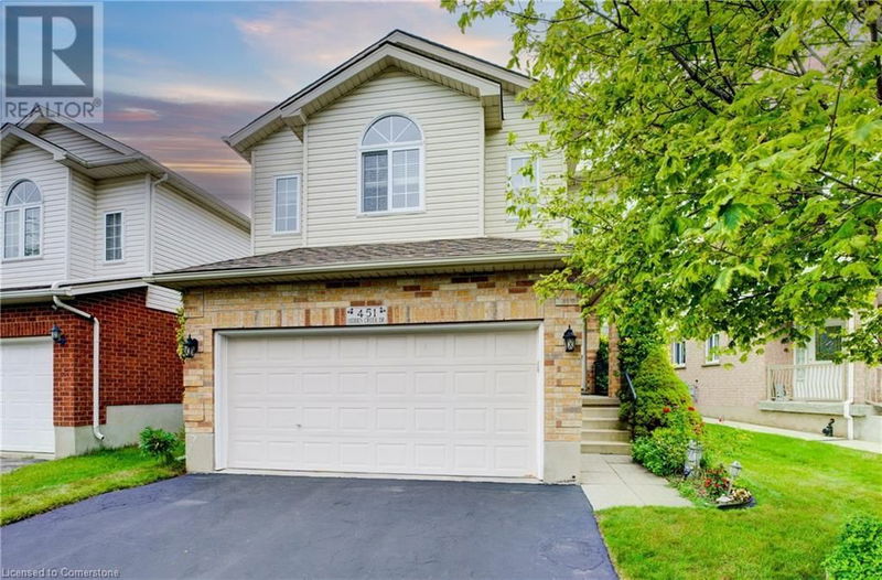 451 HIDDEN CREEK Drive  Kitchener, N2N3N2 | Image 2