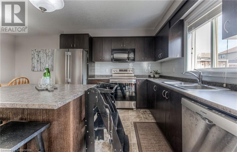 15 CAPTAIN MCCALLUM Drive  New Hamburg, N3A0B6 | Image 25