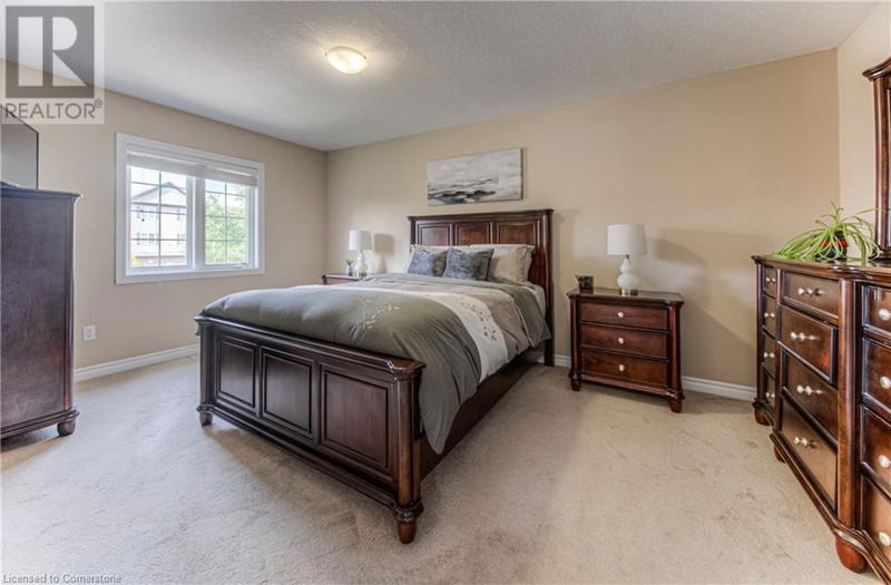 15 CAPTAIN MCCALLUM Drive  New Hamburg, N3A0B6 | Image 32