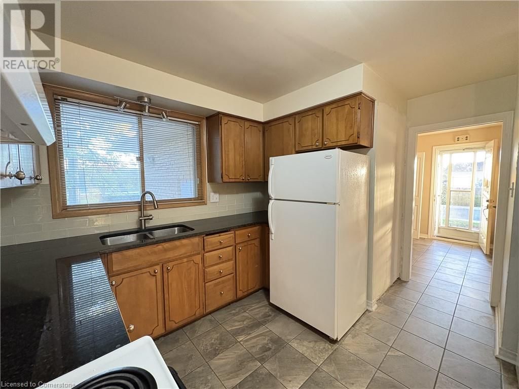 148 OAKLAND Drive Unit# UPPER Image 9