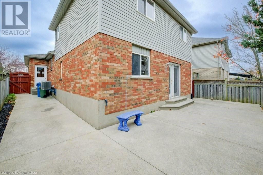 21 MUNROE Crescent Unit# Upper Image 33