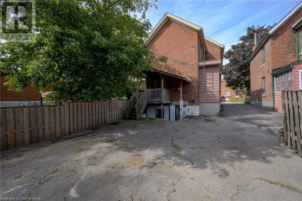 Main - 442 MARY STREET Image 18