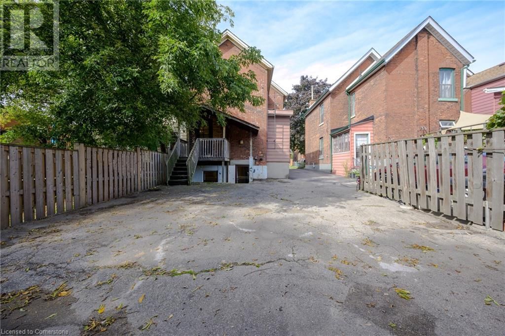 Main - 442 MARY STREET Image 23