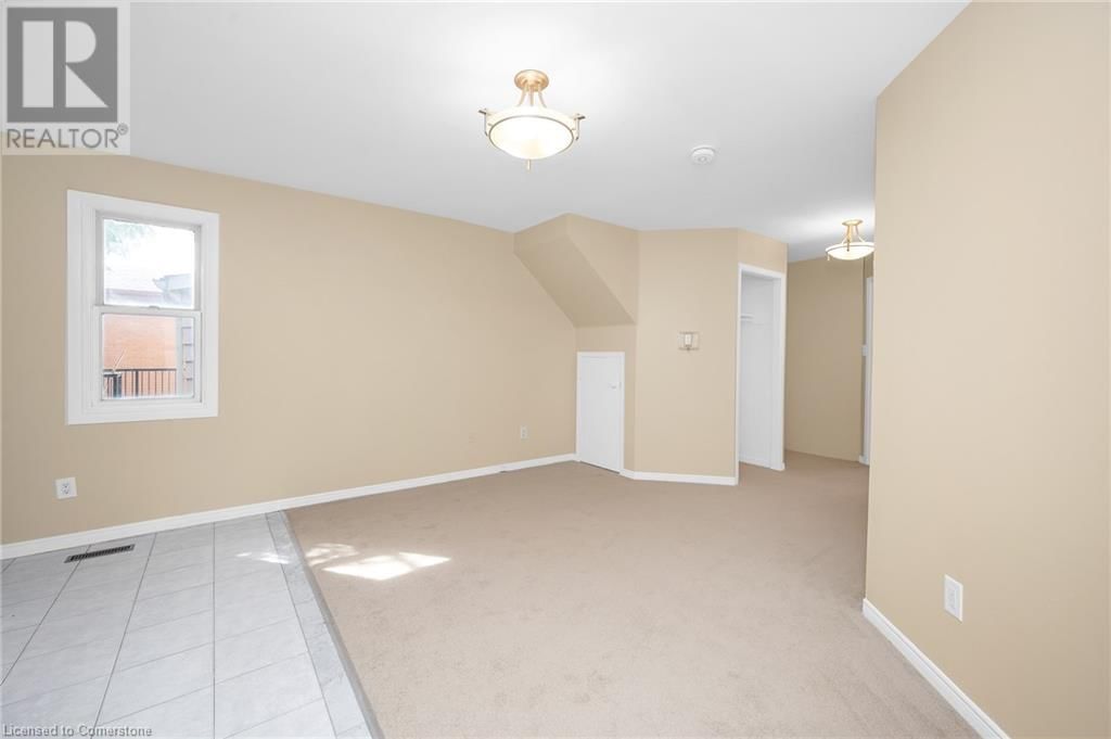 Main - 442 MARY STREET Image 8