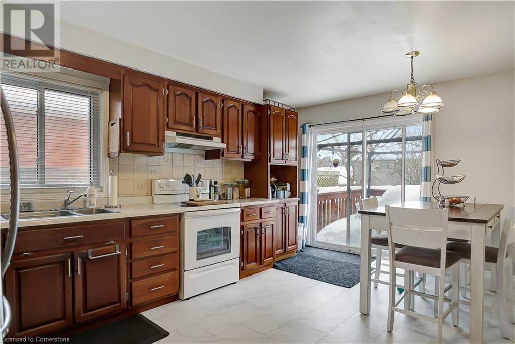 562 CHAMPLAIN BOULEVARD Image 9