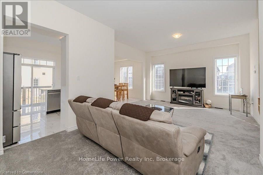 35 HITCHMAN STREET Image 27