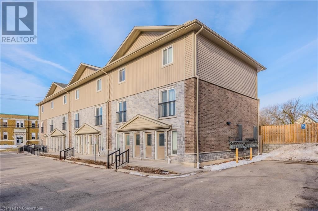 11 - 122 COURTLAND AVENUE EAST Image 2