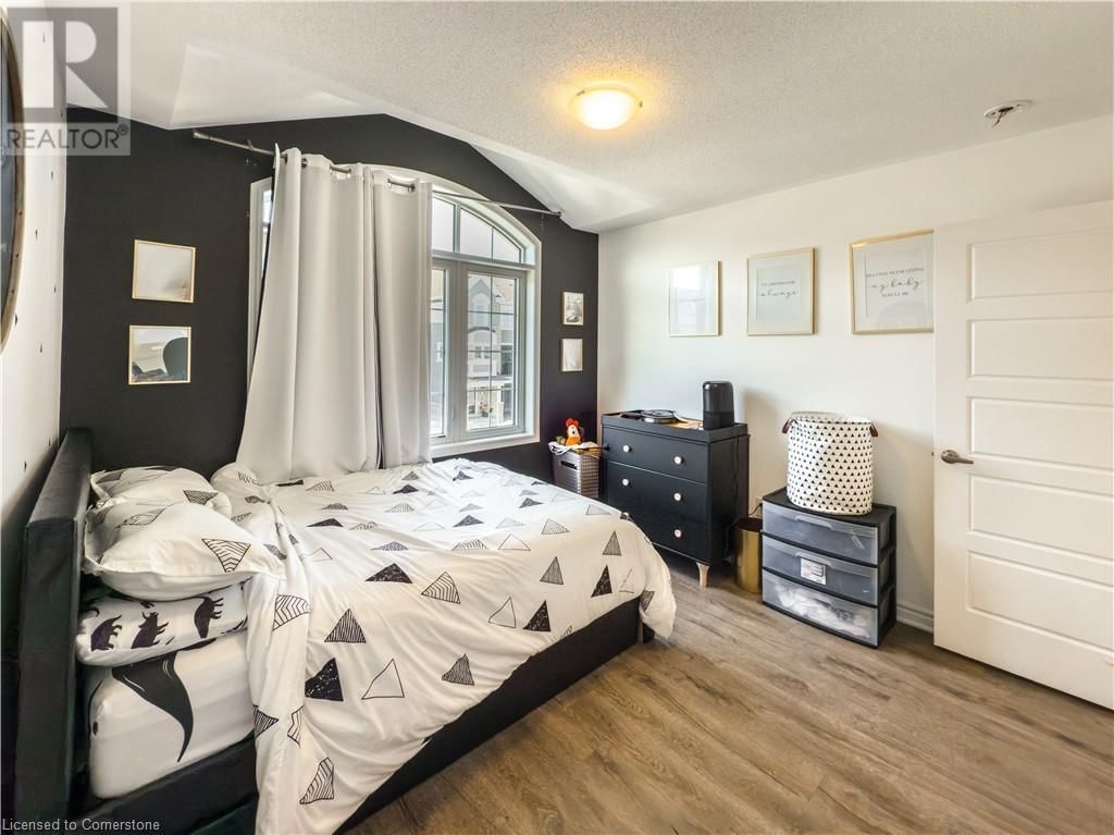 888 SUMAC CRESCENT Image 21