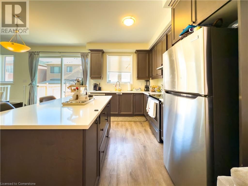 888 SUMAC CRESCENT Image 3