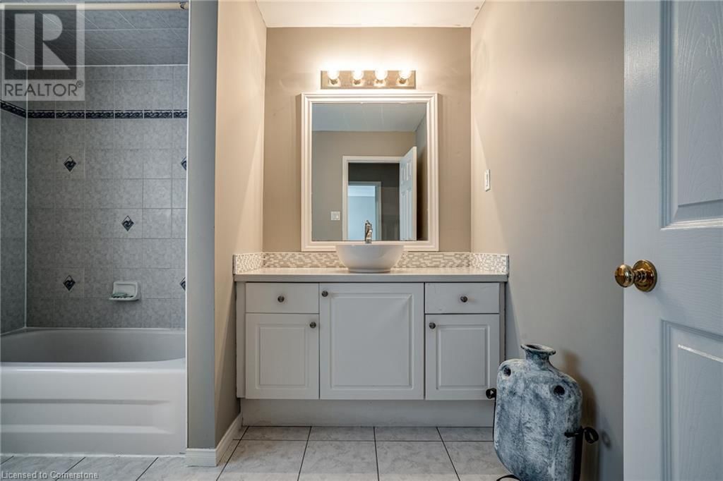 19 CLAUDETTE GATE Image 32