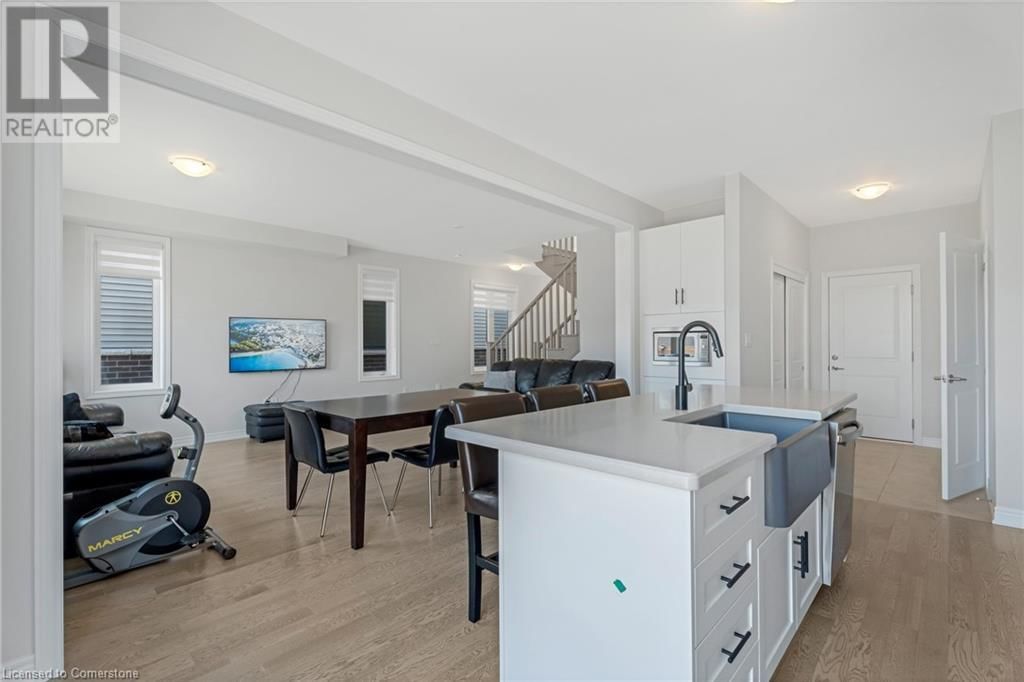127 STARFIRE CRESCENT Image 13